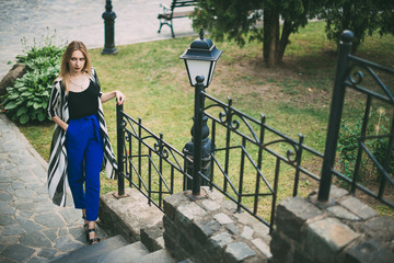 Портрет красивой стильной девушки со светлыми...