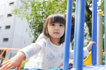 Obraz premium 屋外で遊ぶ子供