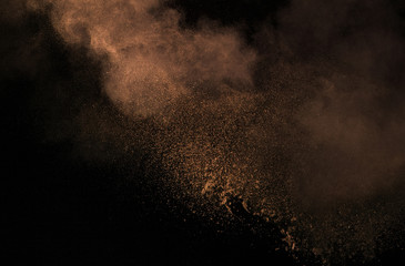 fliegendes braunes Pulver