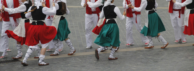 Danza vasca en un festival de calle