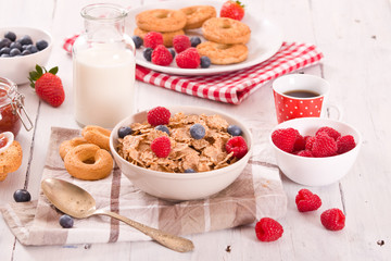 Breakfast with wholegrain cereals. 
