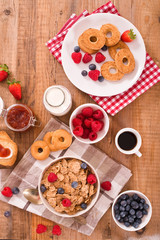Breakfast with wholegrain cereals. 