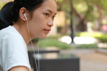 スマートフォンで音楽を聴く女性