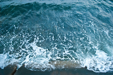 Fototapeta na wymiar Blue sea, emerald wave beats against the shore
