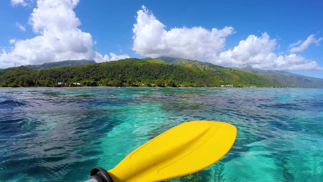 pagaie d'un cano&euml; sur un lagon en polyn&eacute;sie 