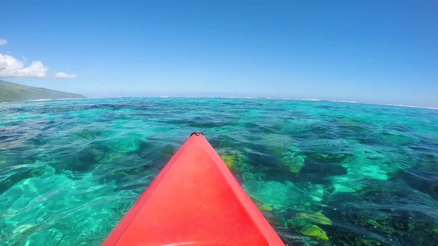 cano&euml; sur un lagon en polyn&eacute;sie 