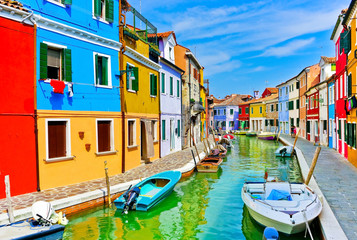 Fototapeta na wymiar View of the colorful Venetian houses along the canal at the Islands of Burano in Venice.