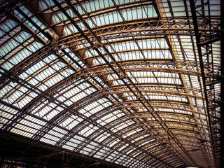 Dach aus Glas und Stahl