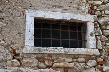 altes verrostetes Gitter vor einem Fenster in Italien