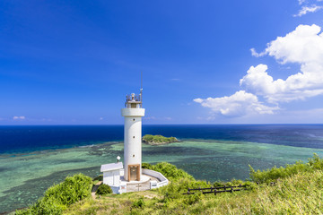 Fototapeta na wymiar 平久保崎灯台とサンゴ礁の海