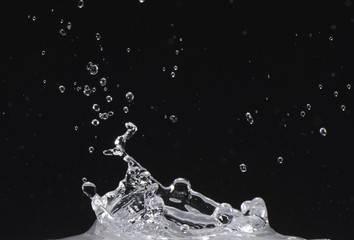 Agua en movimiento sobre fondo negro