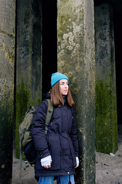 Lady lean on square column.