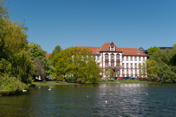 Fototapeta premium Gebäude Justizministerium in Kiel am Hiroshimapark