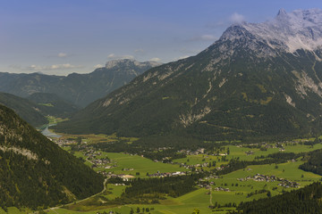 Fototapeta na wymiar Pillerseetal mit Steinplatte