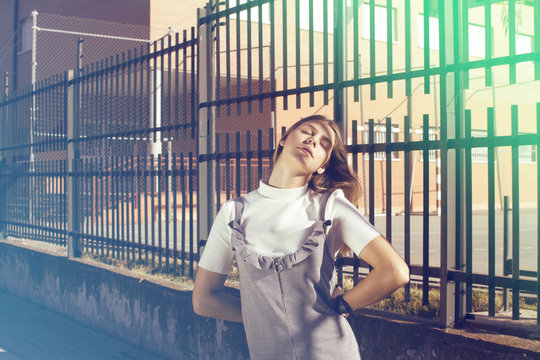 Chica de moda a la salida del instituto