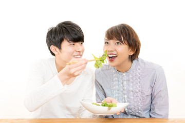 Obraz na płótnie Canvas サラダを食べさせるカップル