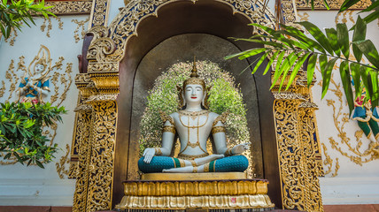 Obraz premium Buddha in Wat Saen Muang Ma Luang (Wat Hua Khuang) temple. Chiang Mai, Thailand.