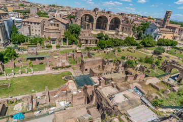 Obraz premium Panoramic view of the ruins of the forum of the time of the Roman Empire, with tourists visiting it