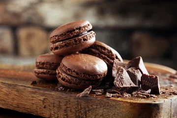Foto op Aluminium macarons zoete chocolade macaron Frans op houten tafel © beats_