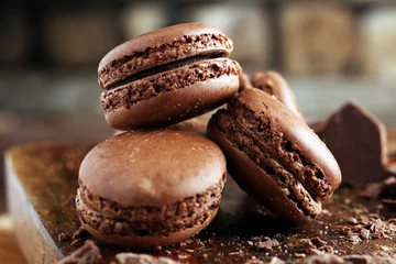 Foto op Plexiglas macarons zoete chocolade macaron Frans op houten tafel © beats_