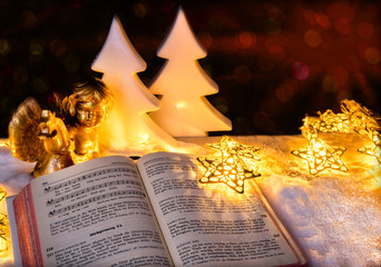Gebetbuch mit Weihnachtsengel im goldenen Licht 