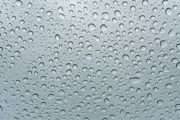 Viele Tropfen auf Scheibe 