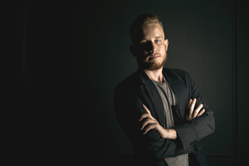 Obraz premium młody brodaty mężczyzna moda