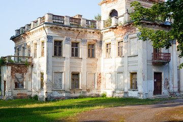 Fototapeta na wymiar beautiful Grand old house, the estate