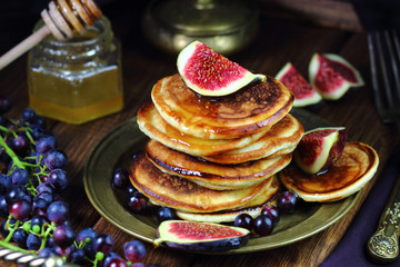 оладьи с инжиром,виноградом и медом