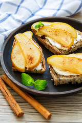 Homemade bread with ricotta, caramelized pears and cinnamon.