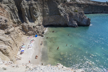 Vista dall'alto della spiaggia di Tsigrado a Milos, arcipelago delle Isole Cicladi GR	
