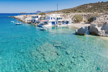 Spiaggia e piccolo villaggio di Mytakas a Milos, arcipelago delle Isole Cicladi GR