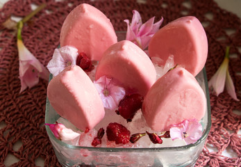 Leckeres Himbeereis am Stiel