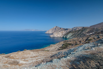 Fototapeta na wymiar Vista panoramica sulle coste dell'isola di Folegandros, arcipelago delle isole Cicladi GR