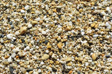 Sassolini colorati sulla spiaggia di Paleochori a Milos, arcipelago delle isole Cicladi GR	