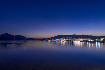 Vista panoramica sulla baia e villaggio di Adamas al calar della sera, isola di Milos GR