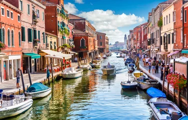 Foto op Plexiglas Eilandmurano in Venetië Italië. Uitzicht op kanaal met boot © Yasonya