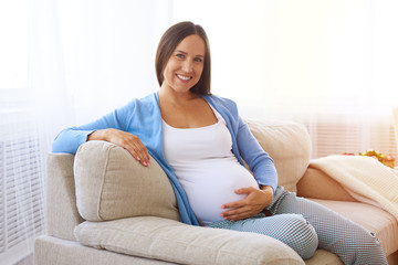 Obraz premium Sentimental pregnant woman at home