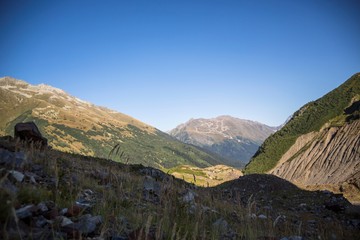 Горный пейзаж. Красивый вид на высокие скалы в живописном ущелье. солнечная погода. Дикая природа и горы Северного Кавказа