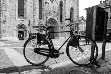 Fototapeta na wymiar Bicycle by Como Cathedral