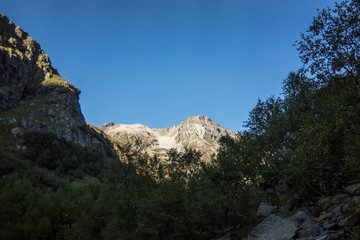 Горный пейзаж. Красивый вид на высокие скалы в живописном ущелье. солнечная погода. Дикая природа и горы Северного Кавказа