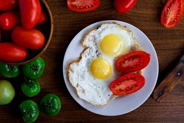 fried eggs with tomatoes, green tomato, cooking eggs