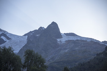 Горный пейзаж. Красивый вид на высокие скалы в живописном ущелье. солнечная погода. Дикая природа и горы Северного Кавказа