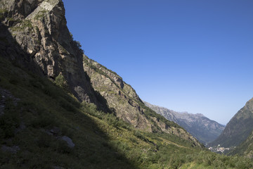 Fototapeta na wymiar Горный пейзаж. Красивый вид на высокие скалы в живописном ущелье. солнечная погода. Дикая природа и горы Северного Кавказа