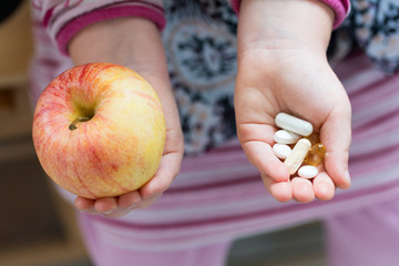 Krankes Kind soll sich entscheiden - Apfel oder Medikamente
