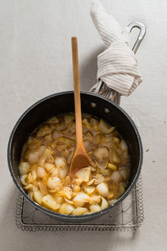 cooking onion and pear chutney