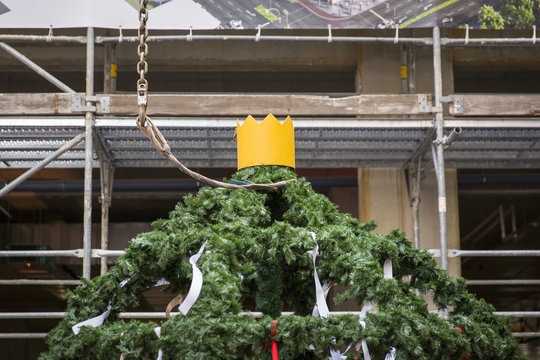 Richtfest auf Baustelle mit Richtkranz