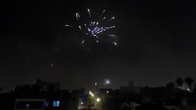 Fuegos artificiales sobre la ciudad