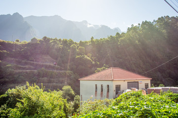 Ferienhaus im Süden in der strahlenden Sonne