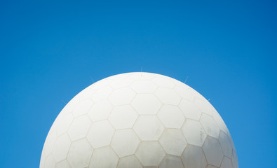 Abhörstation empfängt persändliche Daten vor braunem Himmel